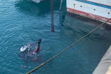 El Cabildo extrae 25 grandes sacas de plásticos y cabos, neumáticos y carros de la compra de los fondos del muelle de Taliarte/TA.